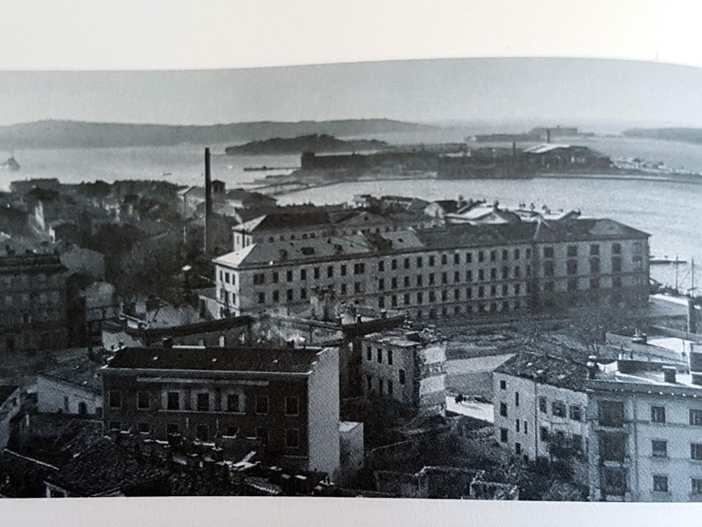 Dimnjak u Kandlerovoj na fotografiji snimljenoj 1945.